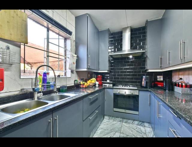 4 BEDROOM TOWNHOUSE FOR SALE IN WELTEVREDEN PARK